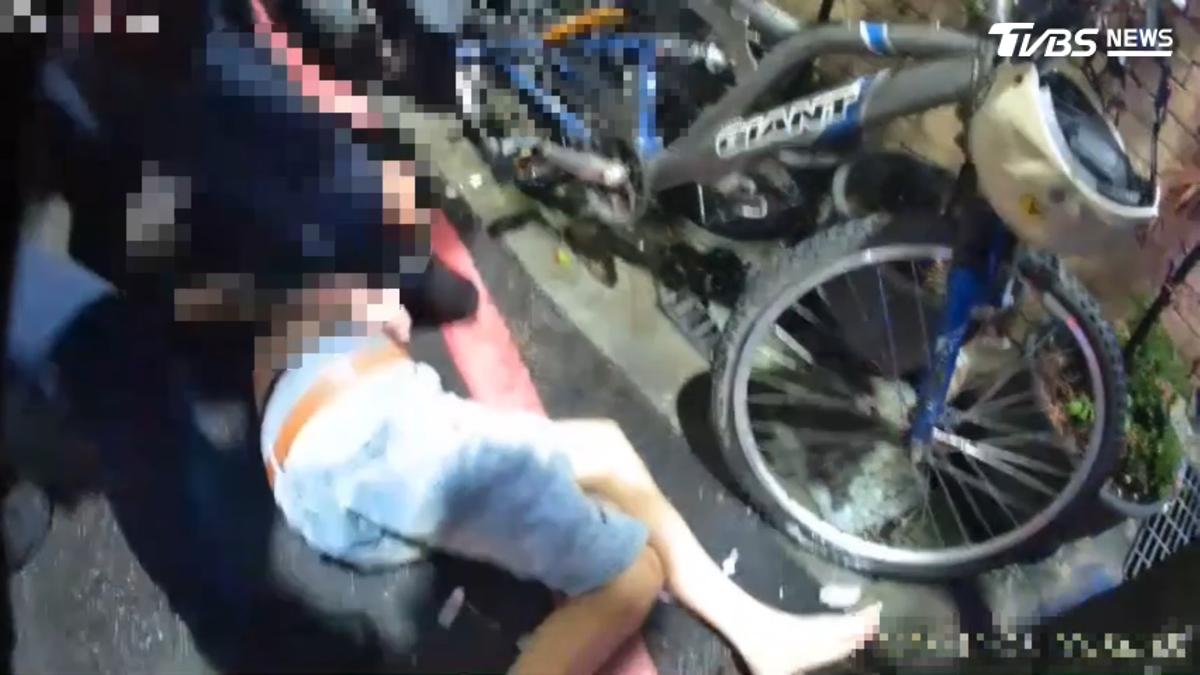 包藏「喪屍煙彈」瞎扯是女兒玩具!三重男襲警遭秒壓制送辦