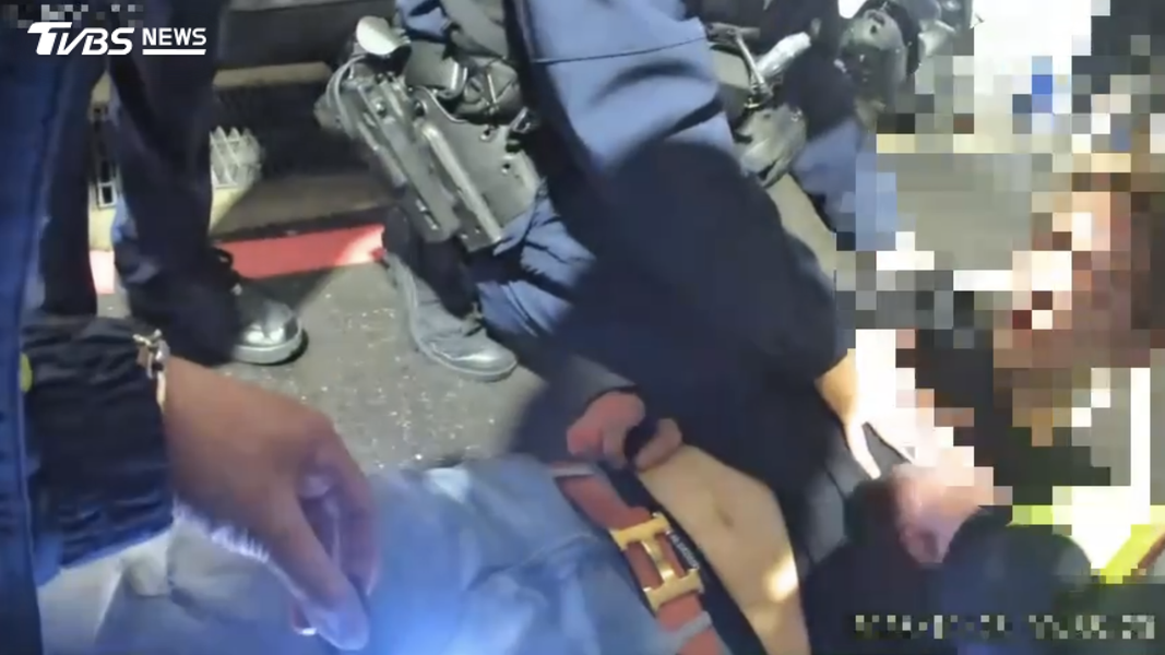 羅姓毒蟲想跑被警方壓制。(圖/TVBS)
