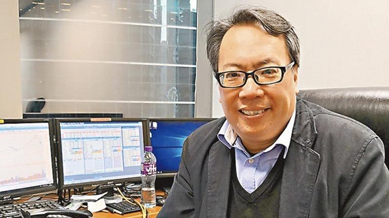 香港著名資深股評人沈振盈,於週六晚間在灣仔街頭突發暈倒,送醫後宣告不治。(圖/翻攝自堅料網)