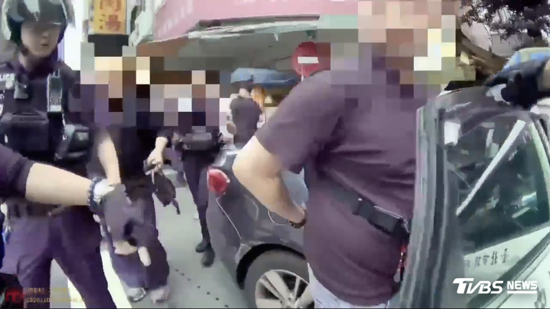 警方到場將4人帶回派出所。(圖/TVBS)