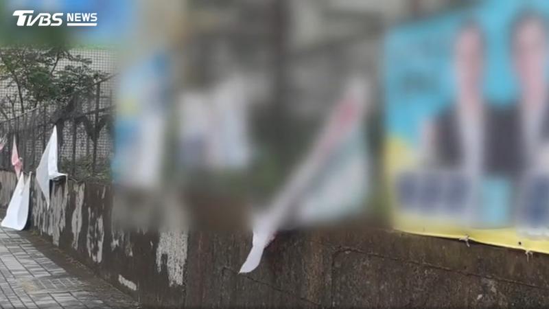 颱風後帆布搖搖欲墜,選舉布條多不打洞, 風阻大恐成致命武器。(圖/TVBS)