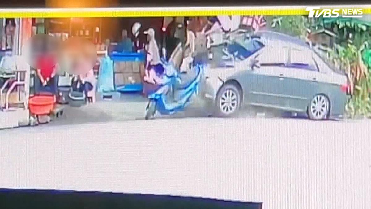 轎車直衝地瓜特產店!2婦「削番薯遭撞飛」骨折 21歲駕駛疑疲勞肇禍