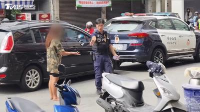 五甲自強夜市減速帶嘸用?貨車梨掉滿地 警車值勤慘被撞