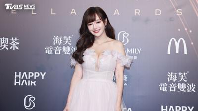 金鐘61/「琵琶女神」低胸開深V秀雪乳上圍快炸開!邰智源笑指「亮眼胸線」:不是我們
