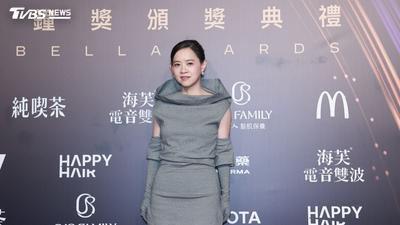 金鐘61/曾寶儀九度入圍!灰色戰袍氣場全開 自爆「家跟阮經天住很近」