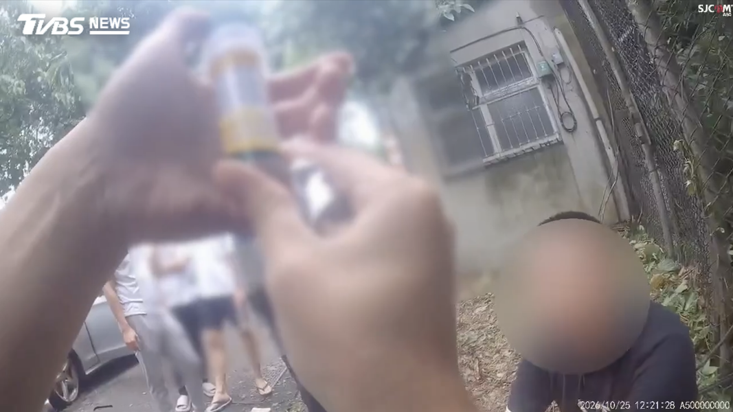 右方蹲在地上的24歲陳姓駕駛,經唾液篩檢,呈大麻、愷他命陽性反應。(圖/TVBS)