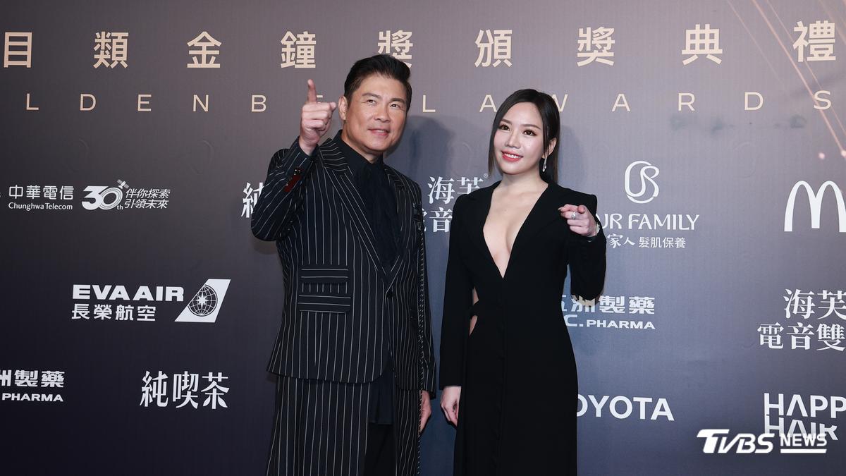金鐘61/蔡尚樺深V裡面沒穿!轉一圈春光外洩 曾國城嚇:祖先帶出來