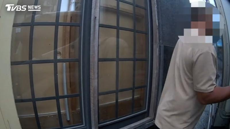 貨車司機颱風天卸貨沒鎖車門,遭竊賊三度試探,開門偷走5千元現金。(圖/TVBS)