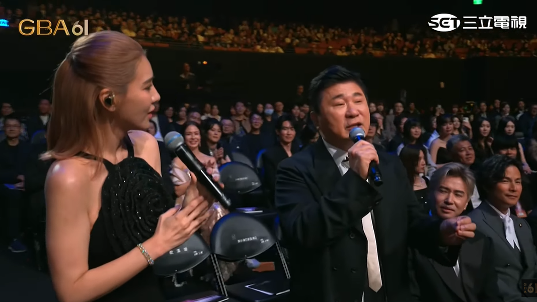 胡瓜開金口飆唱《大約在冬季》。(圖/翻攝自金鐘獎 Golden Bell Awards YT)