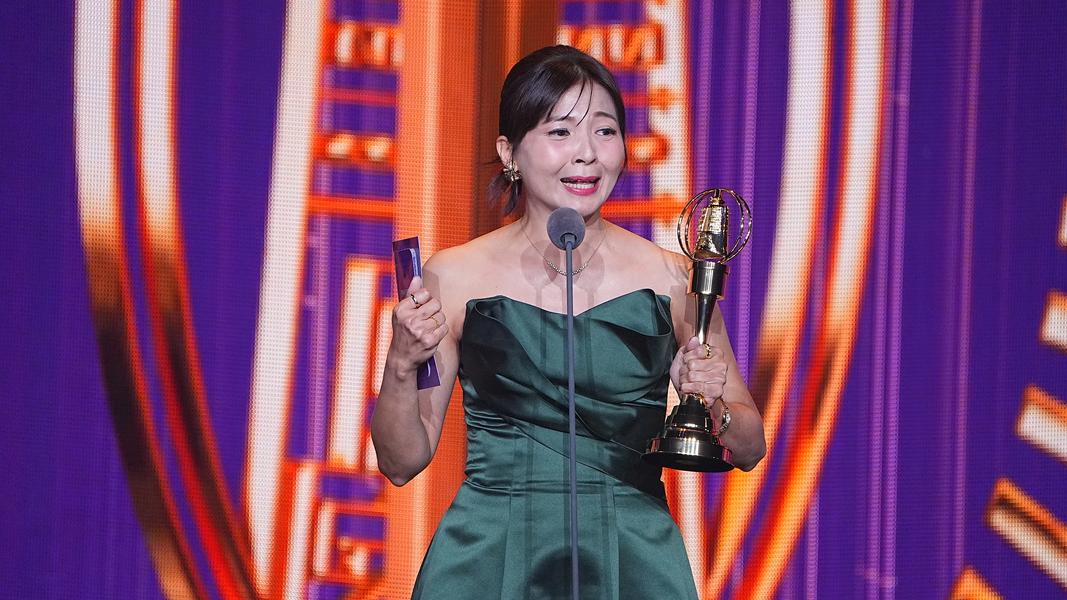 許琡婷台上感謝家人,對亡父喊話忍不住哽咽。(圖/三立電視提供)