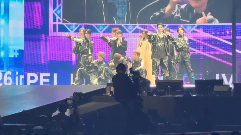 &TEAM跟櫻井翔、林志玲一起大跳〈以心電信〉,不少粉絲直呼這個畫面實在太珍貴。(圖/讀者提供)