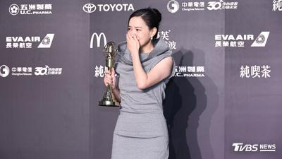 金鐘61/曾寶儀獲獎一到後台哭了 睽違13年親上台領獎:人生跑馬燈閃過