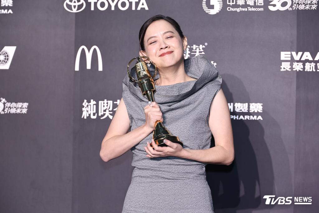 曾寶儀開心得獎。(圖/TVBS)