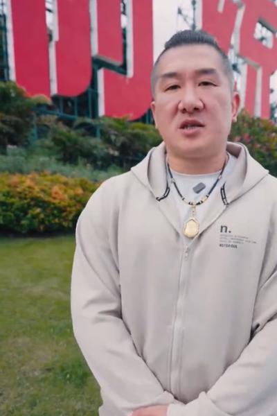 就在一國兩制標語前!館長「銘記台灣光復歷史」大動作喊話