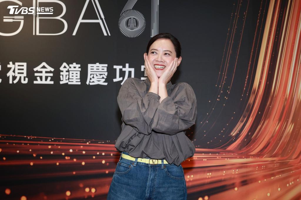 曾寶儀慶功宴現場數度害羞捂臉，模樣相當可愛。（圖／趙世平攝）