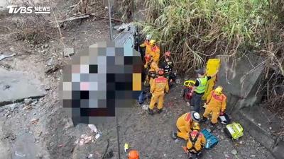 離奇自撞墜橋!「阿美麻糬」董座余國基不治 現場搶救畫面曝光