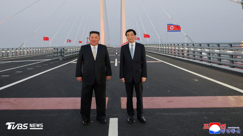 朝鮮最高領導人金正恩與中國中央政治局常委、全國政協主席王滬寧在連接中國丹東和北韓的新鴨綠江大橋上合影。(圖/達志影像路透社)