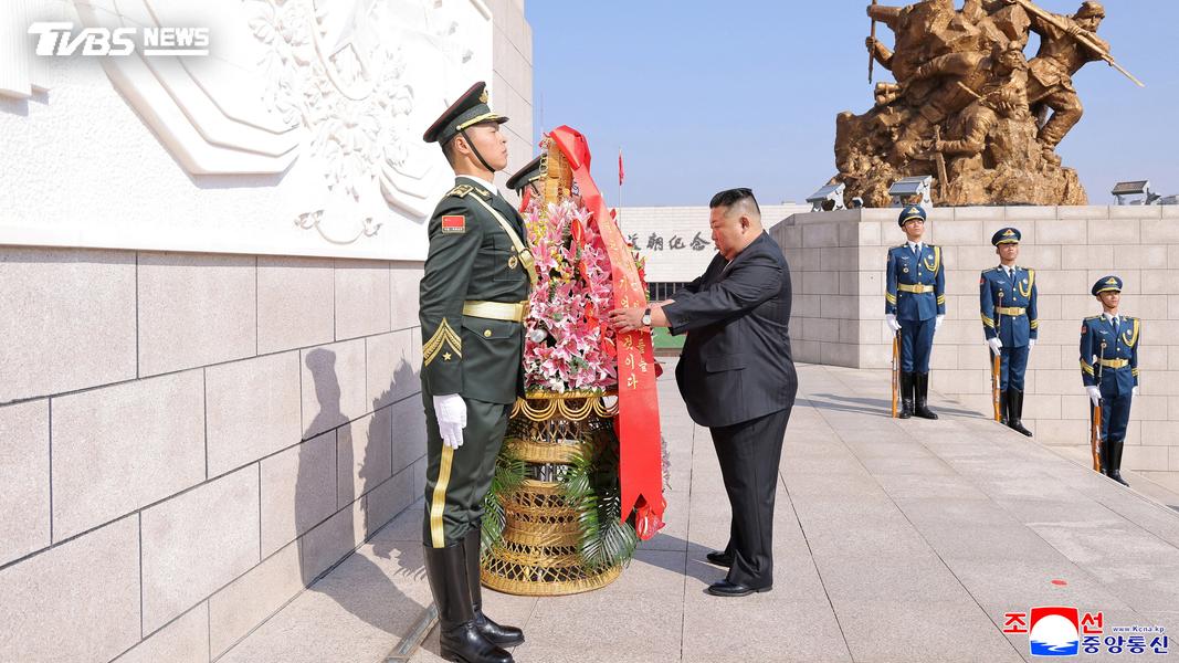 朝鮮最高領導人金正恩24日在中國遼寧省丹東市訪問中國遼寧省丹東市抗美援朝戰爭紀念館,並敬獻花圈。(圖/達志影像路透社)