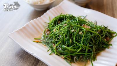 狂吃青菜促排便!肚子竟腫脹像「水泥塊」 醫曝關鍵原因