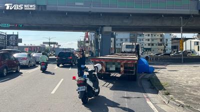 快訊/高雄大貨車右轉擦撞機車 女騎士剛下大夜班捲車底輾斃