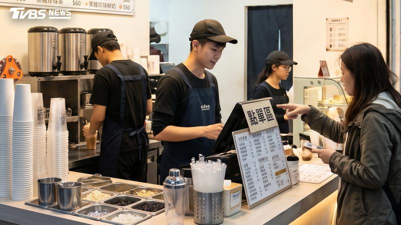 日前宣布開飲料店的作家黃大米分享觀察秘訣,認為只要看店內「員工人數」,就能大致推測營業額。(圖/AI 生成)
