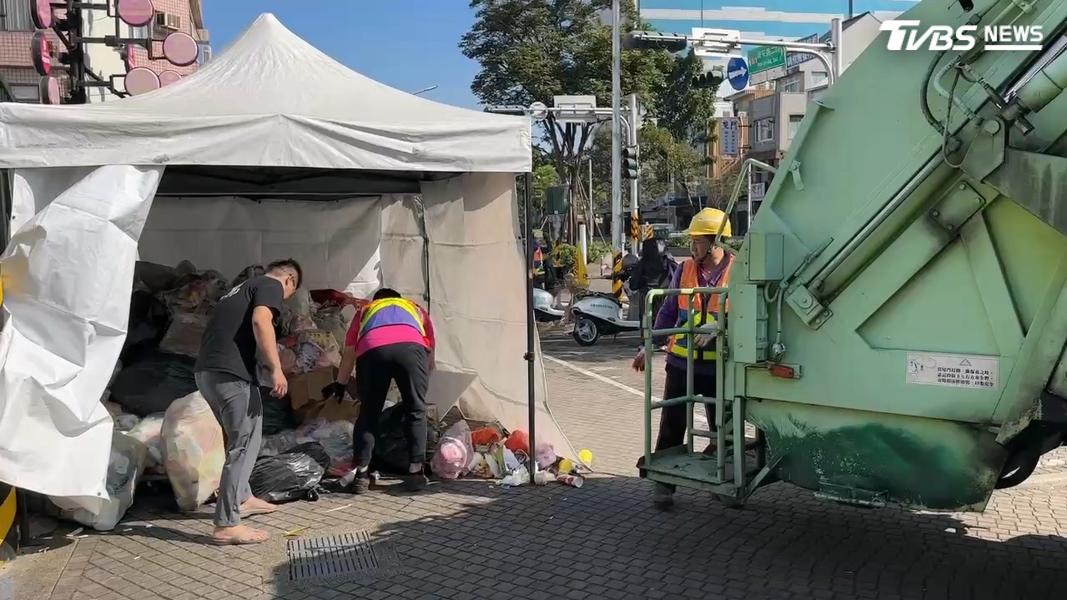 主辦單位表示清理完的垃圾都堆在垃圾站,早上已協助清運完畢。(圖/TVBS)
