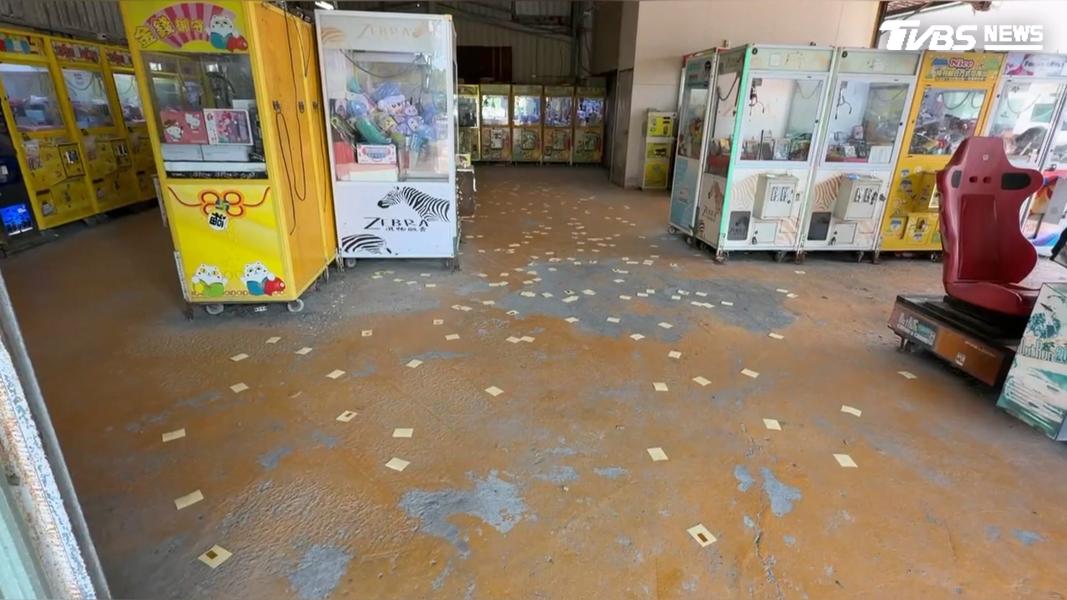 娃娃機店被不明人士撒冥紙,實際死因仍待調查釐清。(圖/TVBS)