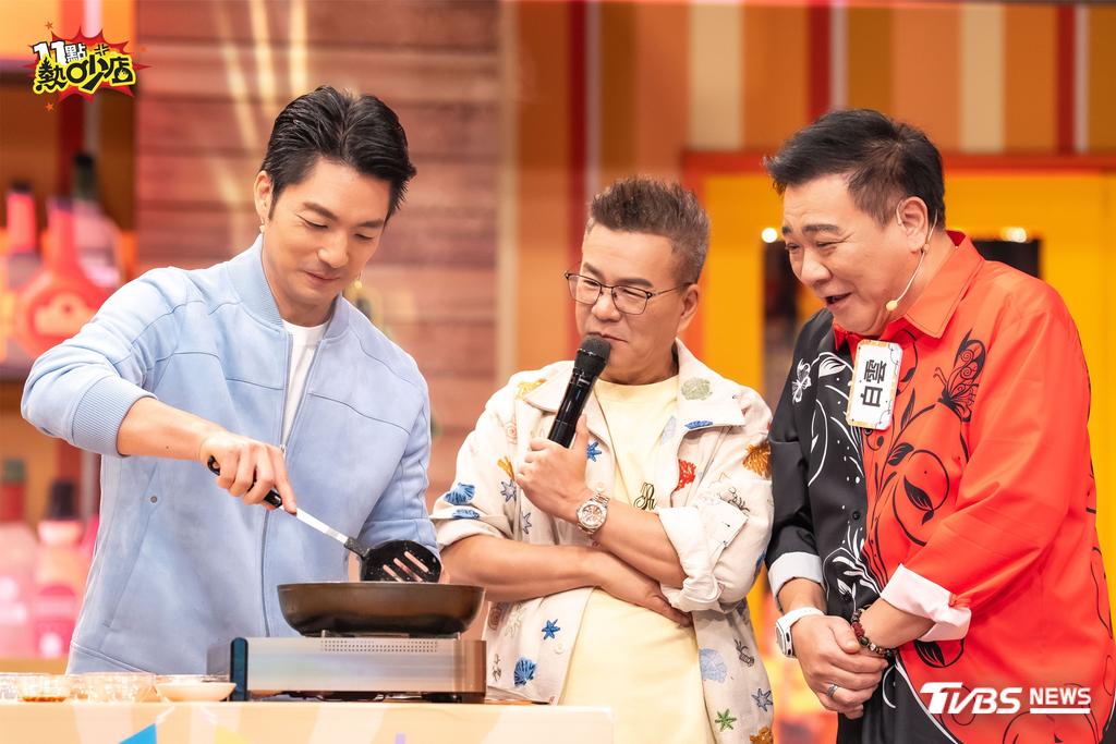 蔣萬安（左一）親自下廚 端出「熱炒蛤蠣」獲得好評。（圖／TVBS）