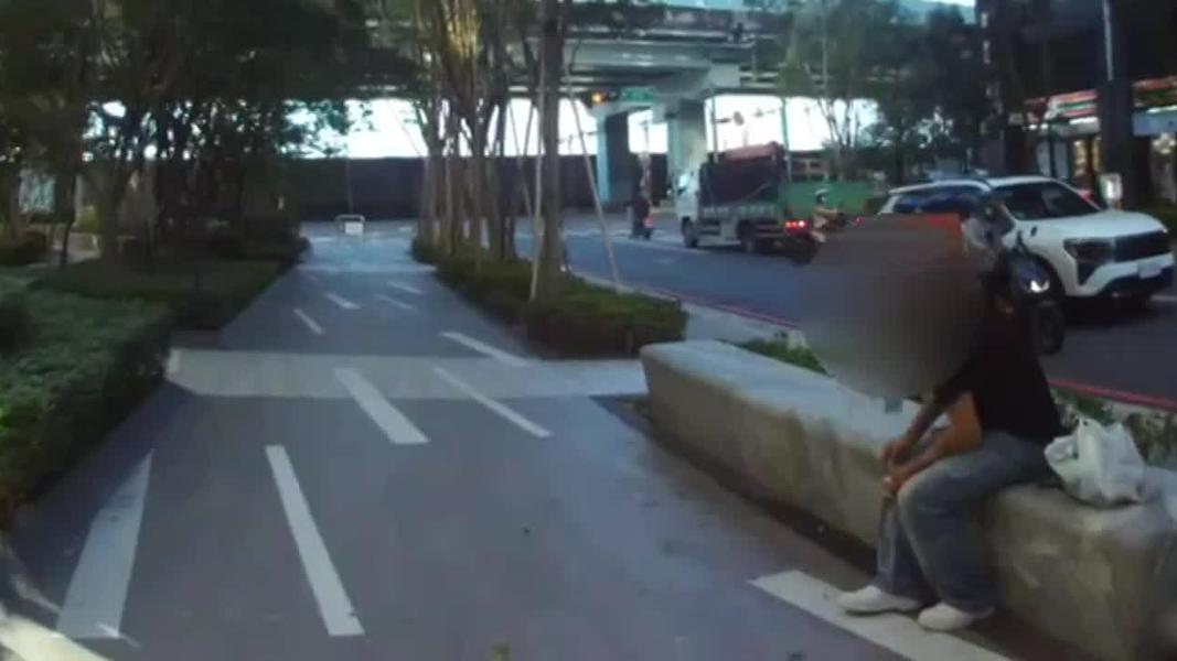 男子頭暈手抖坐路邊竟是吸毒。(圖/TVBS)