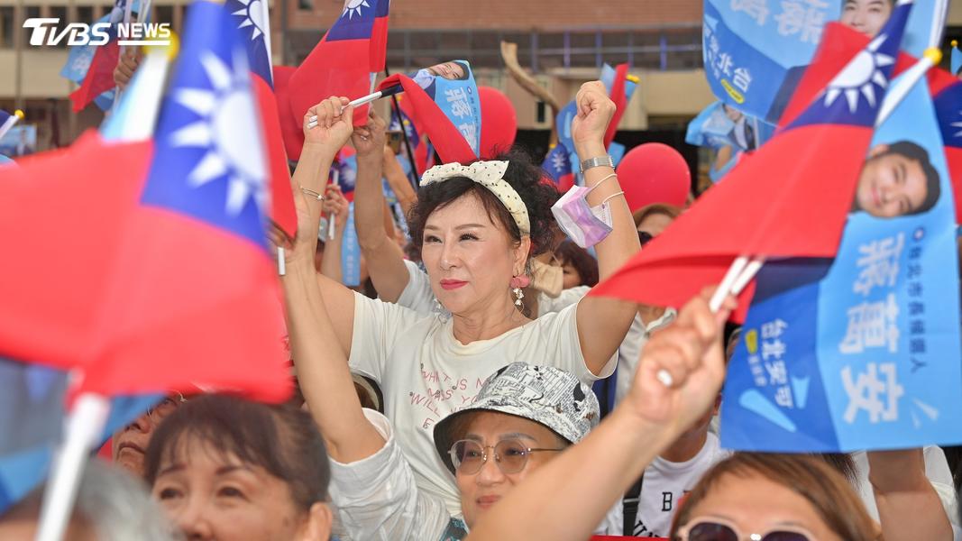 活動最後,現場播放〈台北的天空〉音樂,不少支持者也跟著一同高唱。(圖/胡瑞麒攝)