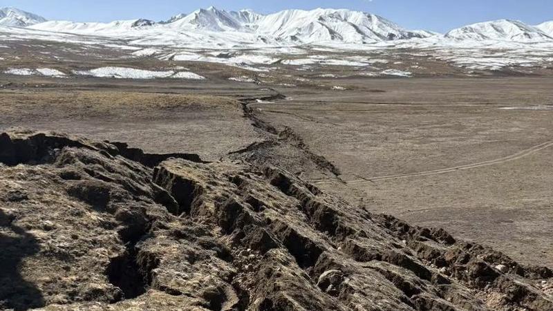 中國地震局調查人員昨(25)日發現,西藏22日強震所形成的「地表破裂帶」。(圖/翻攝自央視新聞)