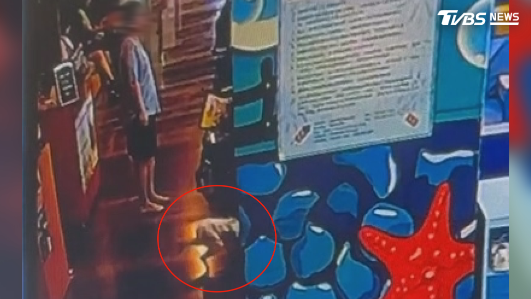 從監視畫面可見,小弟弟正在走路時突然踉蹌跌倒,家長趕緊上前將人抱起。(圖/TVBS)