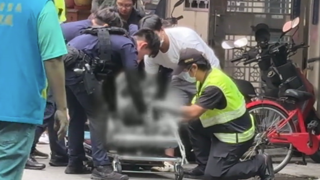嫌犯父親說兒子會拿刀,是因為出現幻覺,說門外有人所以要自保。(圖/TVBS)