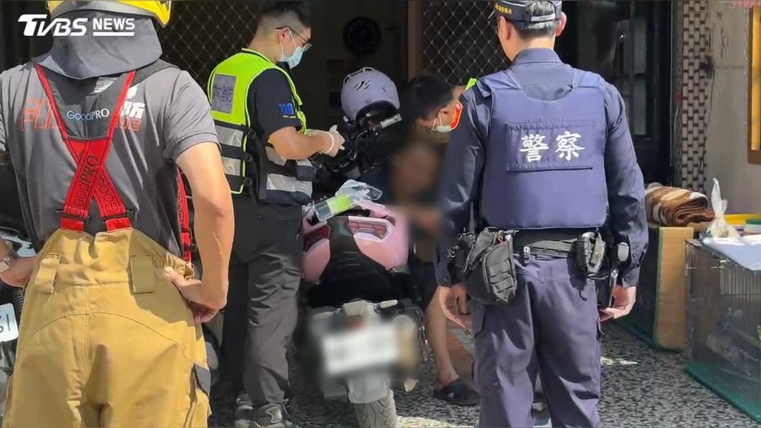 兄持柴刀討錢遭攔截!奪刀拉扯2人濺血 弟嘆:他花光遺產來要錢。(圖/TVBS)