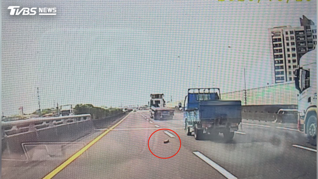 26日一早,國道一號楠梓路段,一根鐵柱掉落在車道上,駕駛壓過後隨即發生爆胎,只能往路肩移動。(圖/翻攝Threads_xubeng)