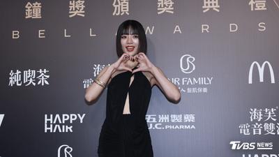 金鐘61/木木三度主持網讚零負評女神! 紅毯「神救援」畫面曝光