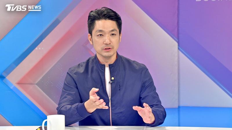 台北市長蔣萬安參加TVBS直播節目「國民大會」接受謝曜州、樊啓明專訪談選情。(圖/胡瑞麒攝)