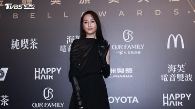 金鐘61/柯佳嬿來搶第三座影后了!紅毯斜露香肩辣翻 滿手珠寶閃爆