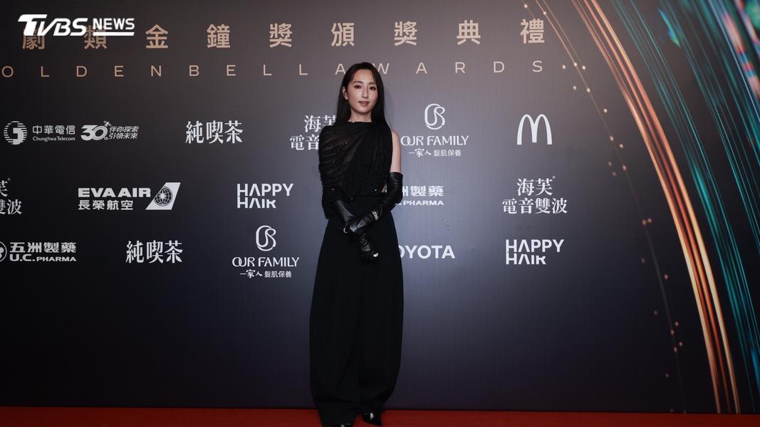 柯佳嬿的紅毯造型相當酷帥、有個性。(圖/TVBS娛樂組攝)