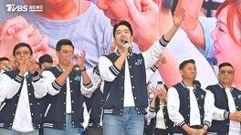 不只蔡康永!「金鐘影后」低調現身蔣萬安競總 嗨揮國旗自拍