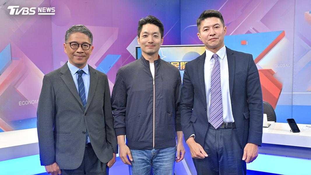 台北市長蔣萬安(中)接受《國民大會》主持人謝曜州(右)、TVBS 新聞部副理樊啟明(左)專訪。(圖/胡瑞麒攝)