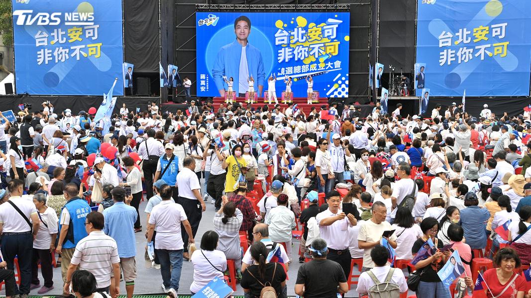 競總成立大會現場,可見有不少國民黨議員旗幟,卻未見民眾黨議員現身。(圖/胡瑞麒攝)