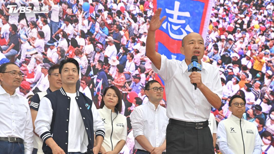立法院長韓國瑜一上台,隨即點燃現場支持者超高熱情。(圖/胡瑞麒攝)