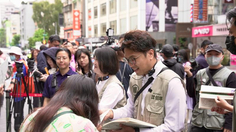 沈伯洋反擊蔣萬安自己一直以來都是反映市民的聲音。(圖/沈伯洋辦公室提供)