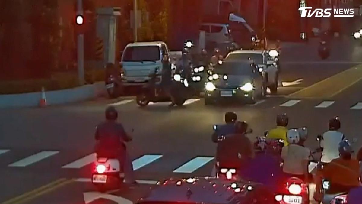 女駕駛身體不適 路口失控衝撞7汽機車