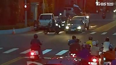 影音/女駕駛身體不適!路口失控連續兩波衝撞 7汽機車遭波及