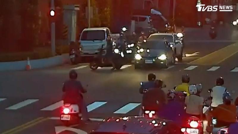 白色小客車的女駕駛身體不適,突然暴衝失控,衝撞停等紅燈的汽機車。(圖/TVBS)