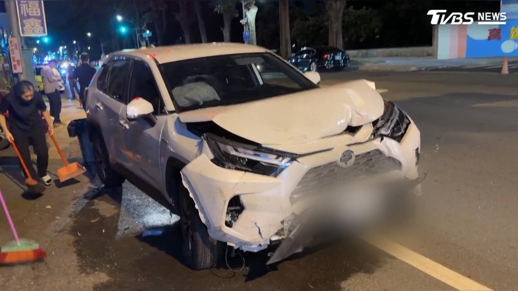 白色小客車的女駕駛身體不適,突然暴衝失控,衝撞停等紅燈的汽機車。(圖/TVBS)