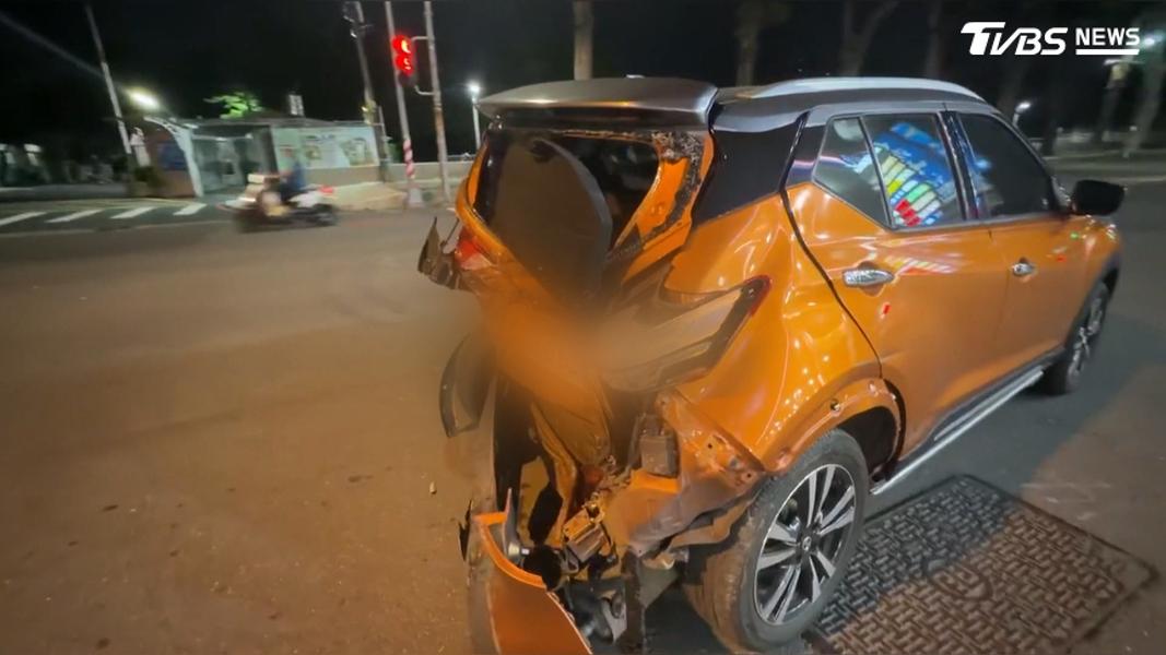 白色小客車的女駕駛身體不適,突然暴衝失控,共波及五輛汽車,兩部機車,其中這輛被撞的橘色小休旅狀況最嚴重。(圖/TVBS)