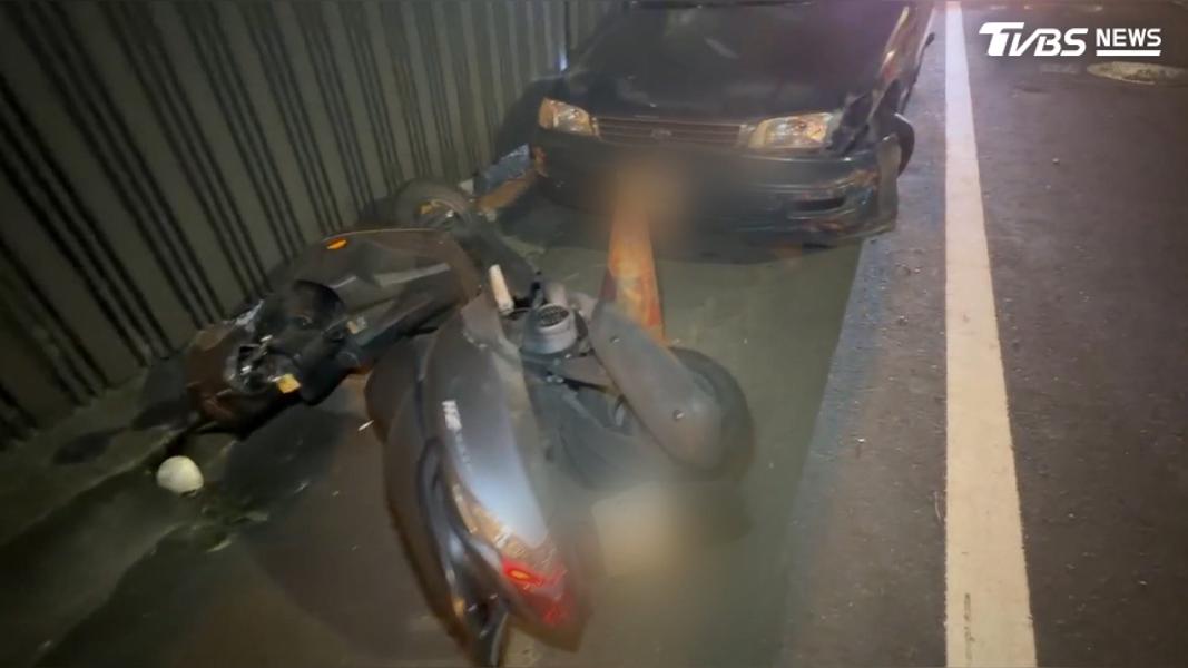 白色小客車的女駕駛身體不適,突然暴衝失控,共波及五輛汽車,兩部機車,還好除了肇事女駕駛自己頸部受傷,沒有其他人員傷亡。(圖/TVBS)
